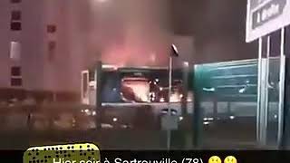 Sartrouville 78  Un bus incendié et des policiers pris a partie [upl. by Daley947]